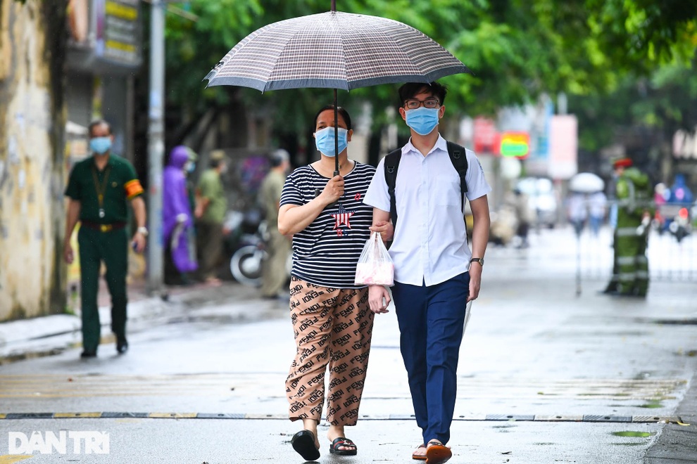 Thí sinh Hà Nội căng thẳng trước giờ làm bài hai môn cuối vào lớp 10 - 4