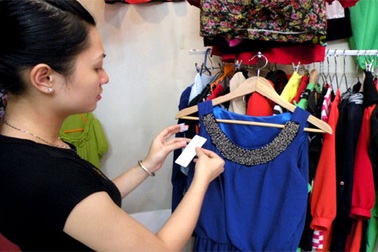 Niêm yết giá: Dân buôn tìm đủ cách trốn