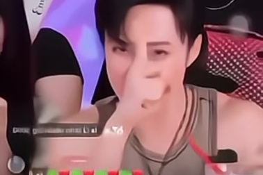 Angela Phương Trinh ăn phôi mặt nạ dưỡng da trên livestream gây tranh cãi