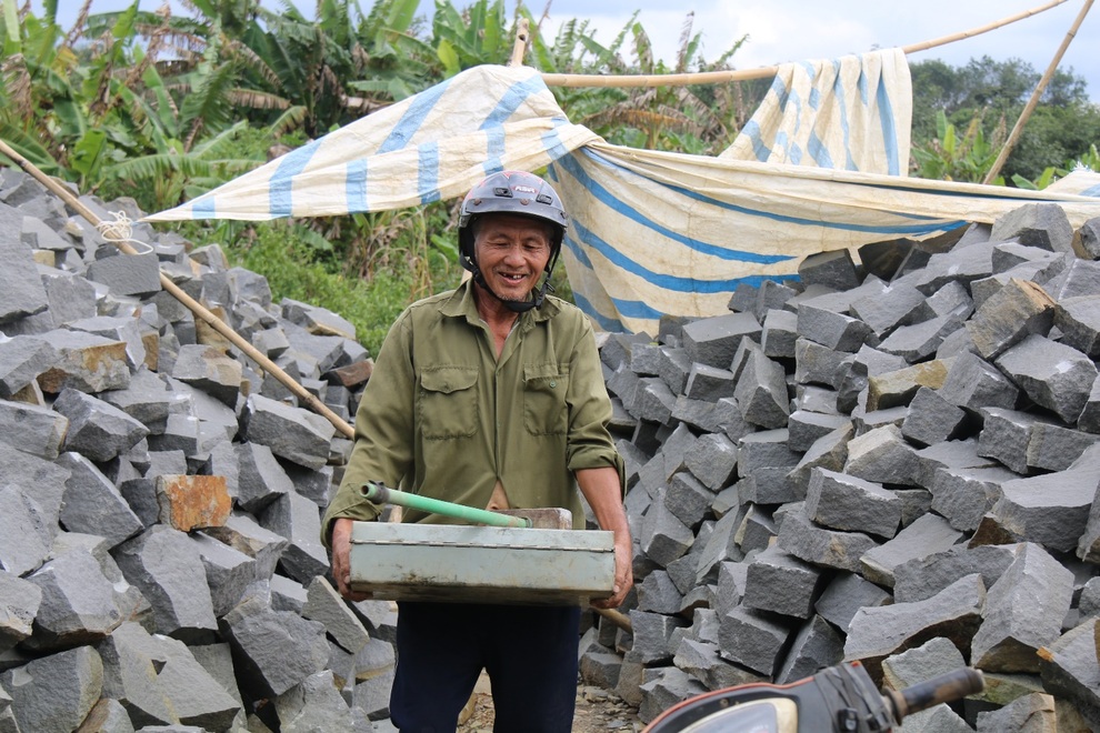 Chẻ đá giữa đại ngàn Tây Nguyên, lao động vất vả kiếm tiền mùa xây dựng - 4 Chẻ đá giữa đại ngàn Tây Nguyên, lao động vất vả kiếm tiền mùa xây dựng - 4
