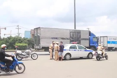 Cảnh sát giao thông xử phạt hàng loạt tài xế đậu xe lấn chiếm QL1