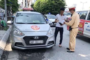 Ở thành phố, dừng đỗ xe thế nào để không bị phạt?