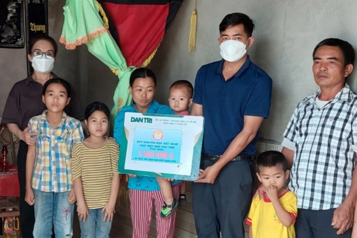 Bạn đọc Dân trí giúp đỡ 4 đứa bé mồ côi cha hơn 140 triệu đồng - 3 Bạn đọc Dân trí giúp đỡ 4 đứa bé mồ côi cha hơn 140 triệu đồng - 3