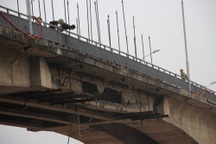 "Gỡ" thành công tàu 3.000 tấn mắc kẹt dưới gầm cầu