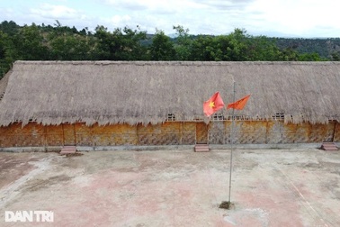 Xin thêm gần một tỷ đồng sửa công trình "nhà tranh vách nứa"