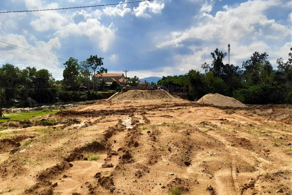 Dân khốn khổ vì cầu thi công rùa bò, đường tạm bị lũ cuốn trôi - 3 Dân khốn khổ vì cầu thi công rùa bò, đường tạm bị lũ cuốn trôi - 3