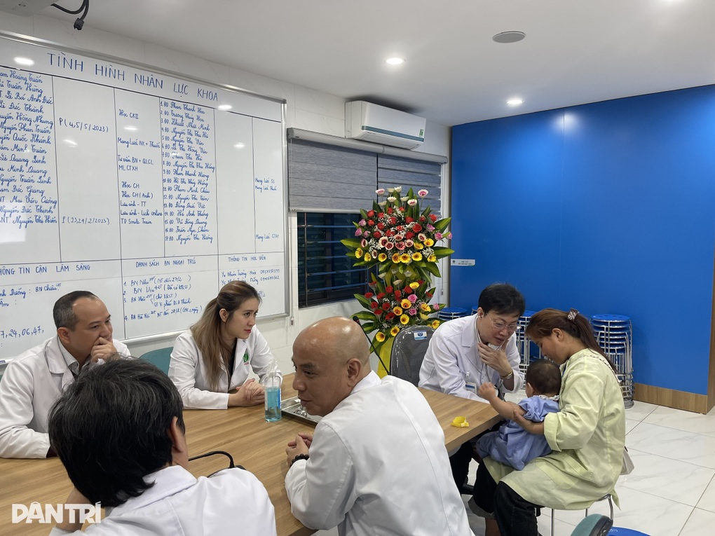 Bạn đọc Dân trí giúp đỡ bé Nhi dị tật khe hở chéo mặt gần 500 triệu đồng - 6 Bạn đọc Dân trí giúp đỡ bé Nhi dị tật khe hở chéo mặt gần 500 triệu đồng - 6