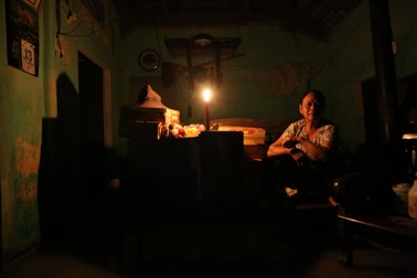 Dân vùng ngập Hà Nội: Ăn cơm dưới đèn dầu, nhà lênh láng nước