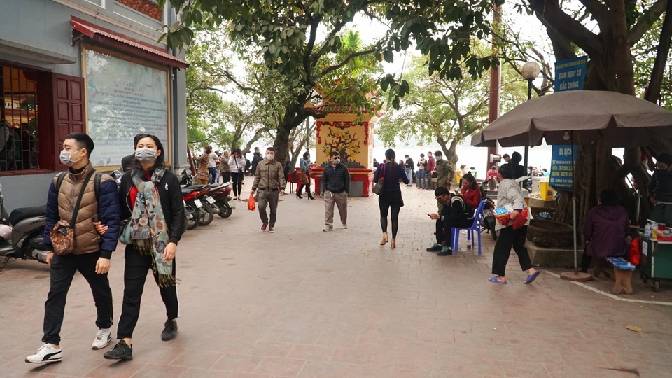 Phủ Tây Hồ vắng vẻ người dân đến lễ ngày Rằm tháng Chạp - 3 Phủ Tây Hồ vắng vẻ người dân đến lễ ngày Rằm tháng Chạp - 3