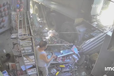 Xe đầu kéo gây tai nạn đâm hàng loạt ki ốt ở Nghệ An