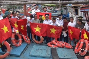 Cảnh sát biển tặng quà động viên ngư dân khó khăn tại Quảng Bình