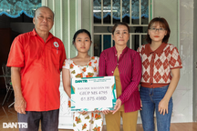 Bạn đọc ủng hộ người mẹ nuôi con gái gù lưng gần 100 triệu đồng