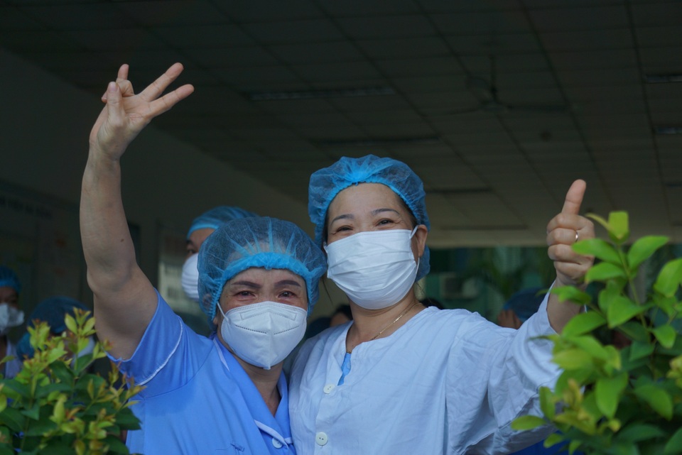 Gỡ phong tỏa Bệnh viện Đà Nẵng sau một tháng cách ly - 7 Gỡ phong tỏa Bệnh viện Đà Nẵng sau một tháng cách ly - 7