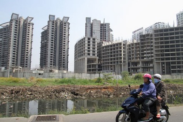 Ngân hàng rao bán hàng loạt ô tô, máy móc...thậm chí cả vỏ bình gas để thu hồi nợ