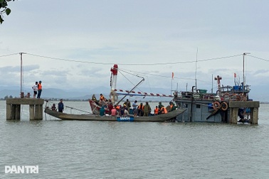 Tàu đánh bắt xa bờ bị đánh chìm trong bão Bualoi