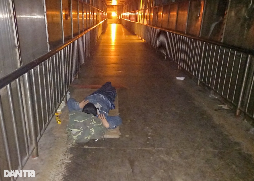 Người đi bộ phớt lờ cầu bộ hành, ngang nhiên băng qua đường ở Hà Nội - 8 Người đi bộ phớt lờ cầu bộ hành, ngang nhiên băng qua đường ở Hà Nội - 8