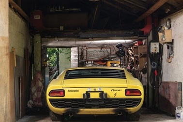 "Núi tiền" bị quên lãng trong nhà kho 5 năm, lấy ra đem bán "hốt" 37 tỷ đồng về nhà