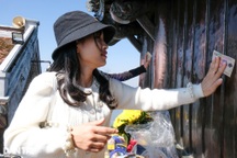 Du khách đua nhau xoa tiền lên chùa đồng Yên Tử để cầu may