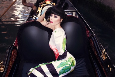 Siêu mẫu Jessica Minh Anh lộng lẫy trang phục sắc màu tại Venice