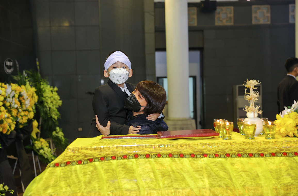 Tang lễ nhạc sĩ Phú Quang: Vợ nhạc sĩ khóc nghẹn nhìn mặt chồng lần cuối - 7 Tang lễ nhạc sĩ Phú Quang: Vợ nhạc sĩ khóc nghẹn nhìn mặt chồng lần cuối - 7