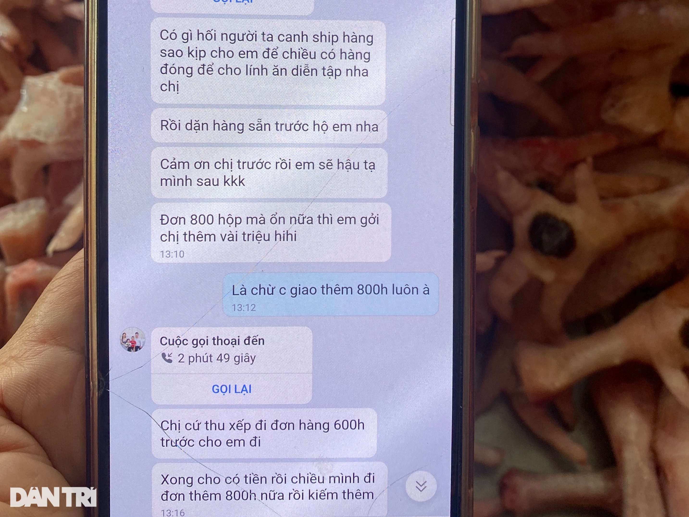 Sofistikovaný podvod způsobil, že obchodníci na trhu Dong Ba přišli o desítky milionů dongů - 1 Chiêu lừa tinh vi khiến tiểu thương chợ Đông Ba mất hàng chục triệu đồng - 1