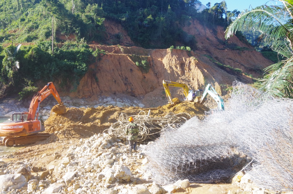 Khơi thông kênh nắn dòng chảy sông Rào Trăng để tìm người mất tích - 2 Khơi thông kênh nắn dòng chảy sông Rào Trăng để tìm người mất tích - 2