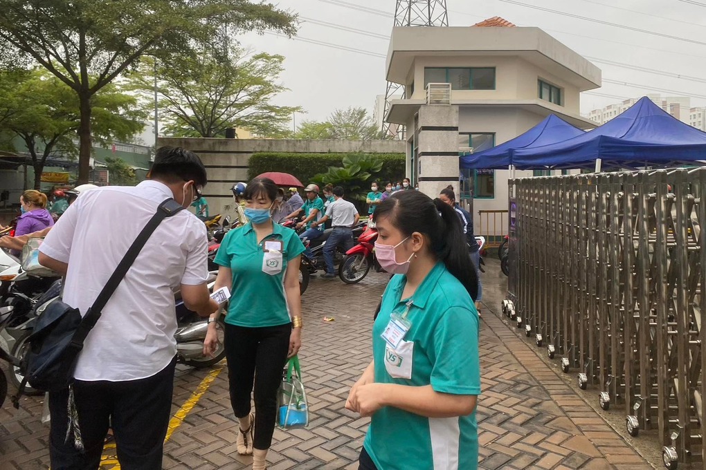 1.200 công nhân bị sa thải trước Tết: Phía trước như vực thẳm! - 4 1.200 công nhân bị sa thải trước Tết: Phía trước như vực thẳm! - 4