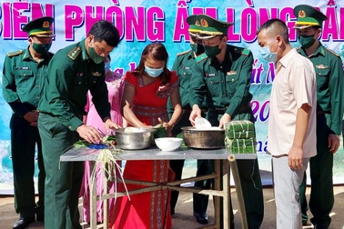 Tết biên cương ấm áp tình cảm những người "bố nuôi" quân hàm xanh