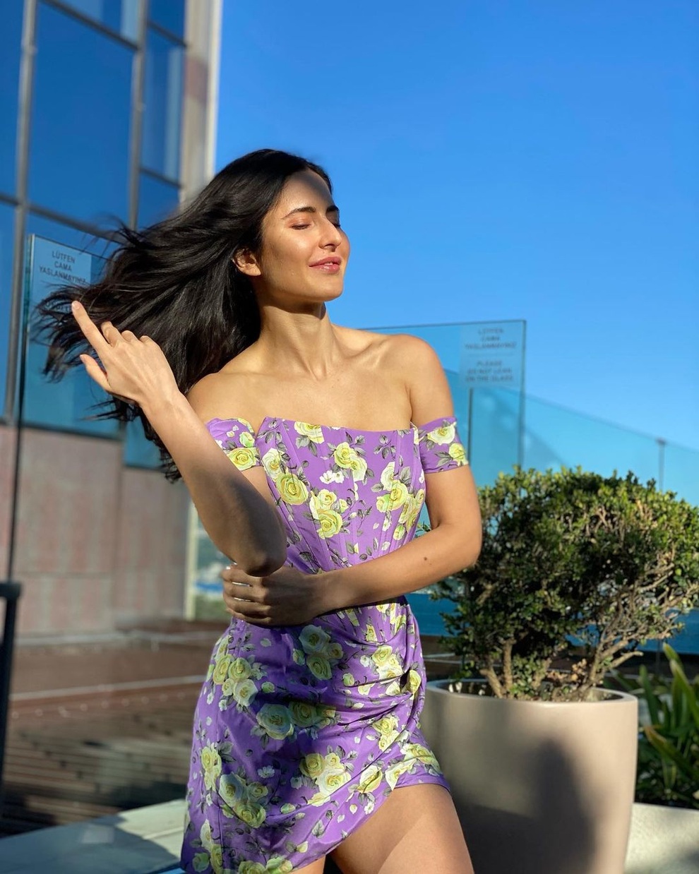 Katrina Kaif, người đẹp bốc lửa dính tin đồn sắp cưới phi công trẻ - 8 Katrina Kaif, người đẹp bốc lửa dính tin đồn sắp cưới phi công trẻ - 8