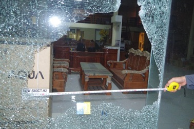 Bắt 2 đối tượng bịt mặt nổ súng vào cửa hàng nội thất