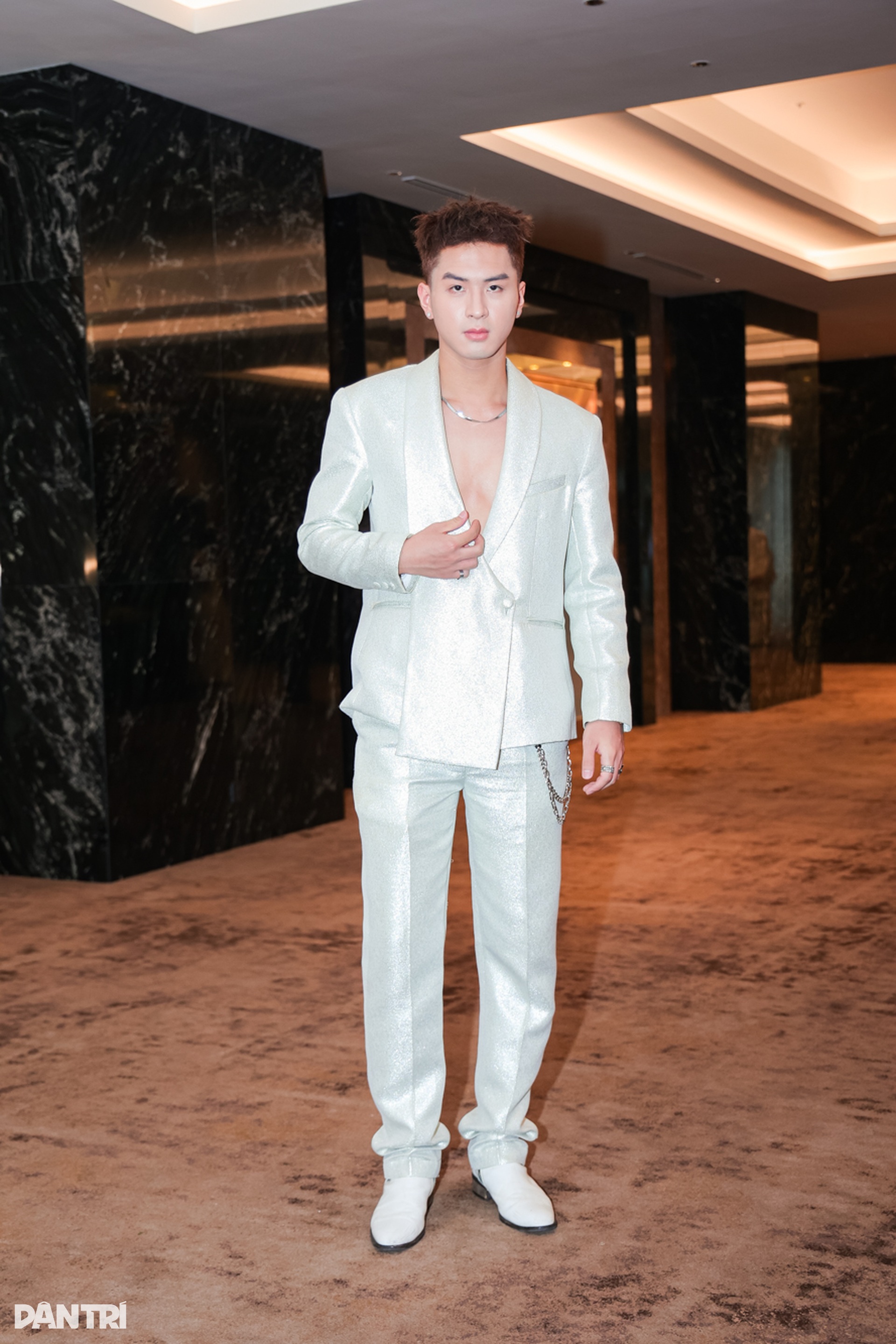 Á hậu Châu Anh trở lại thảm đỏ đầy quyến rũ sau khi được thăng hàm Trung úy - 10 Á hậu Châu Anh trở lại thảm đỏ đầy quyến rũ sau khi được thăng hàm Trung úy - 10