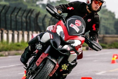 Xe phân khối lớn: Lựa chọn lốp thương hiệu nào?