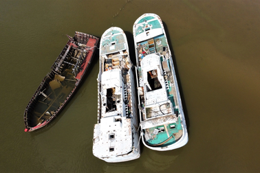 Những con tàu "ma" án ngữ nơi cửa biển