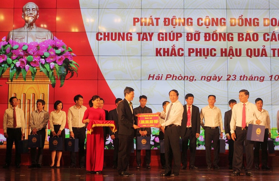 Hỗ trợ 120 tỉ đồng giúp đồng bào miền Trung khắc phục hậu quả thiên tai - 2 Hỗ trợ 120 tỉ đồng giúp đồng bào miền Trung khắc phục hậu quả thiên tai - 2