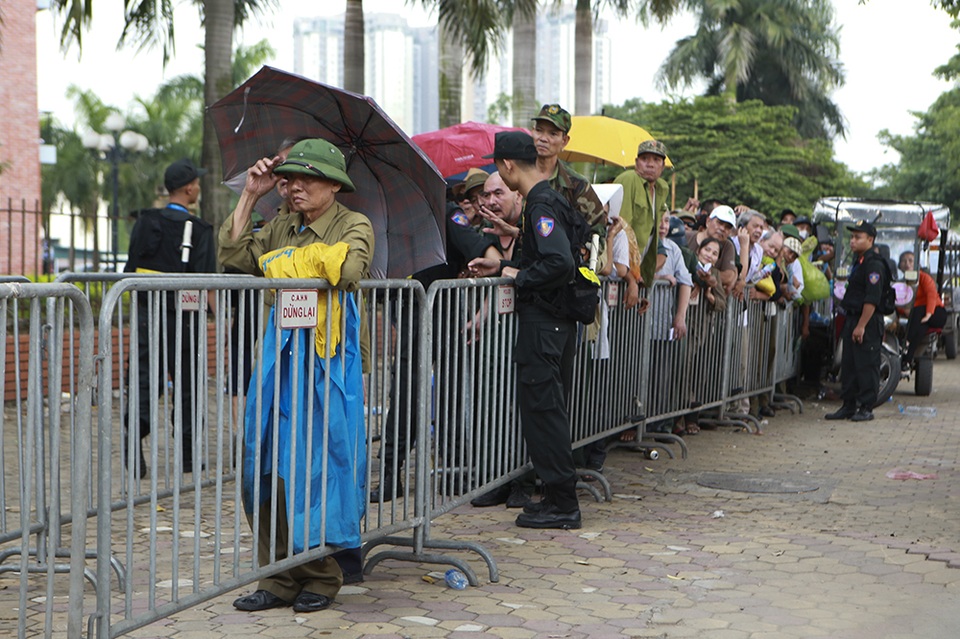 Hàng trăm thương binh xếp hàng mua vé trận Việt Nam gặp Thái Lan - 10 Hàng trăm thương binh xếp hàng mua vé trận Việt Nam gặp Thái Lan - 10