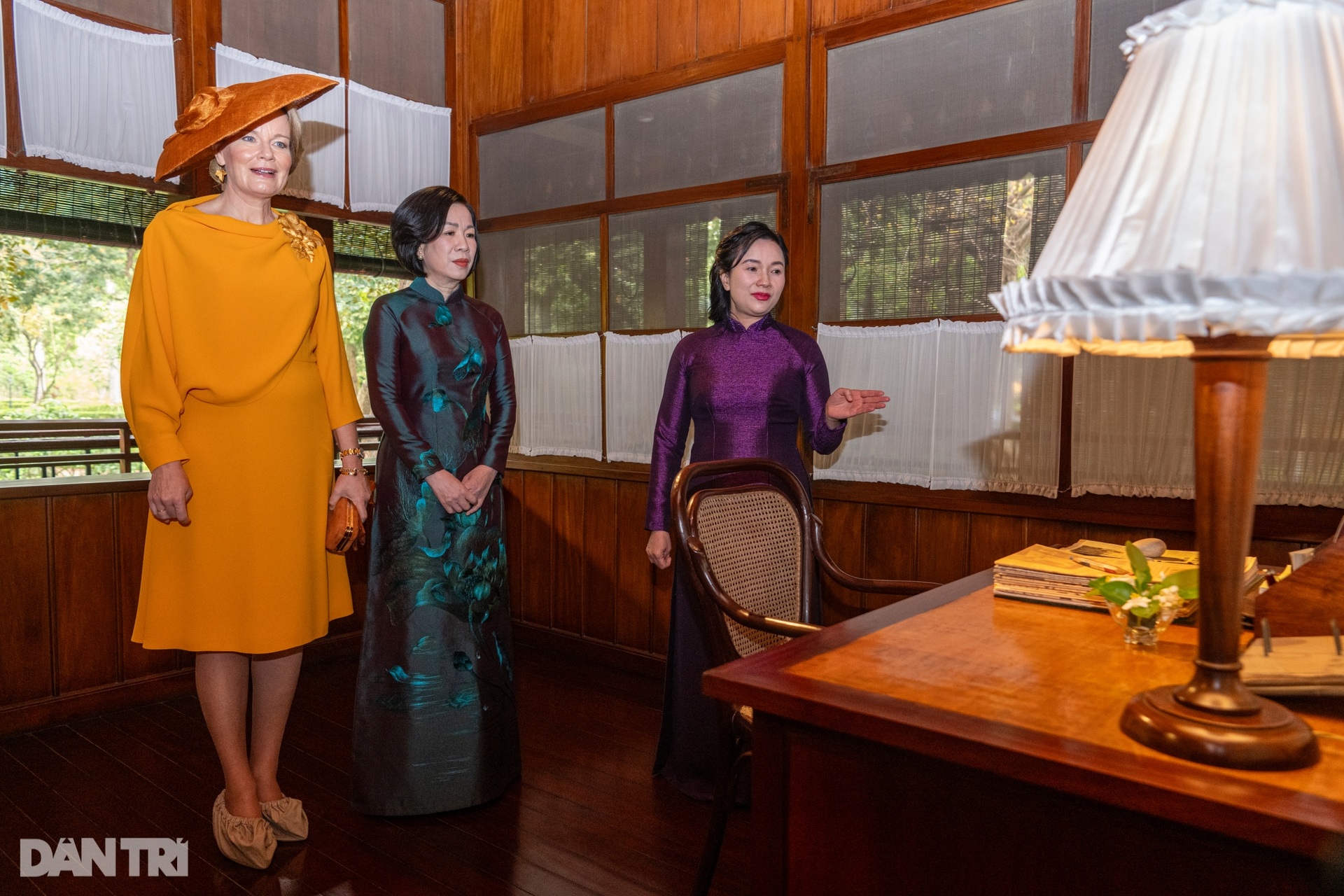 Phu nhân Minh Nguyệt cùng Hoàng hậu Bỉ thăm Nhà sàn Bác Hồ, cho cá ăn - 8 Phu nhân Minh Nguyệt cùng Hoàng hậu Bỉ thăm Nhà sàn Bác Hồ, cho cá ăn - 8