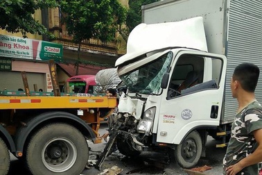 Người đi xe máy vác dao đuổi 3 tài xế ô tô rồi tự chặt tay