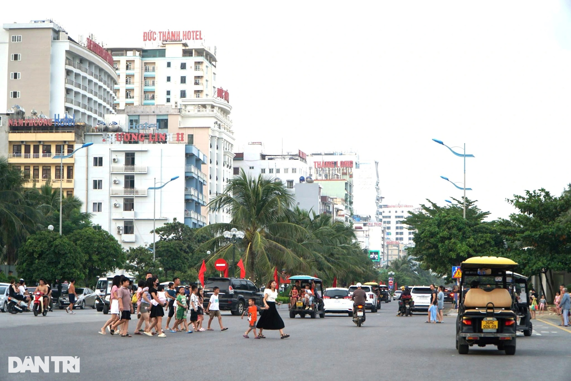 Biển Sầm Sơn đông nghịt du khách trong ngày thứ hai nghỉ lễ - 11