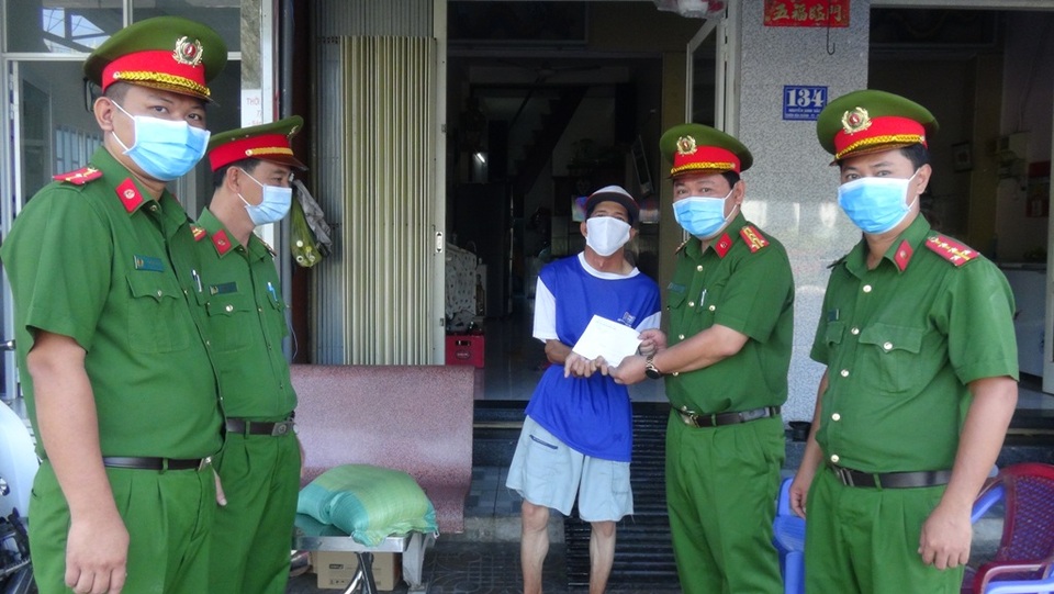 Công an “gõ cửa từng nhà” tặng quà người bán vé số - 4 Công an “gõ cửa từng nhà” tặng quà người bán vé số - 4