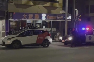 Pha xử lý ấn tượng của chiếc xe tự lái khi bị cảnh sát "tuýt còi" trên phố