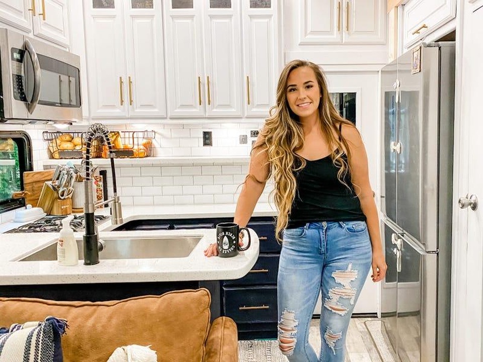 Gia đình 7 người bỏ biệt thự rộng 400m2 chuyển đến sống trên ô tô - 9