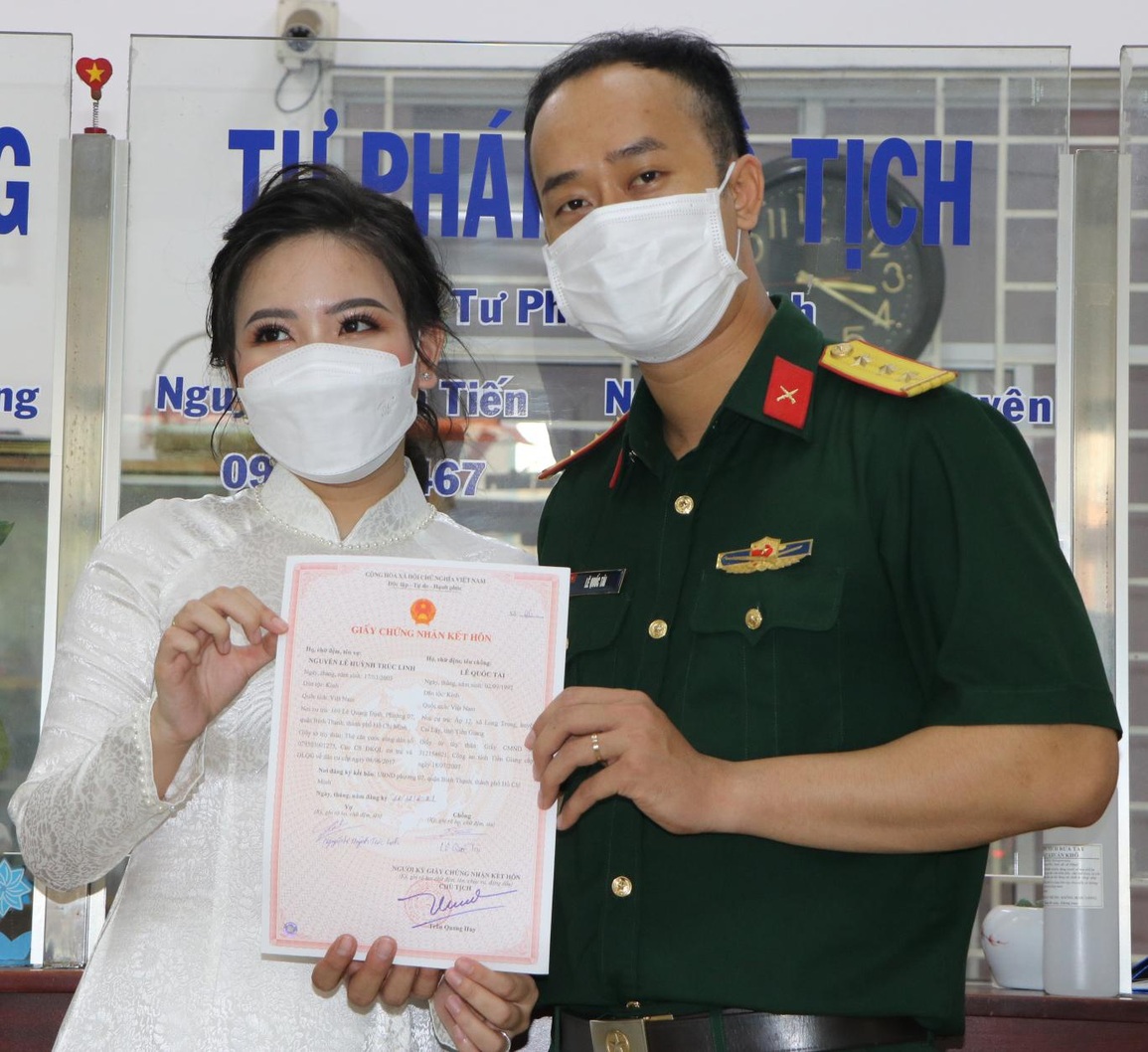 Anh bộ đội vào TP.HCM chống dịch rước luôn cô tình nguyện xinh đẹp làm vợ - 6 Anh bộ đội vào TP.HCM chống dịch rước luôn cô tình nguyện xinh đẹp làm vợ - 6