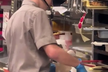 Nhân viên bị bắt quả tang nhổ nước bọt vào đồ ăn của khách