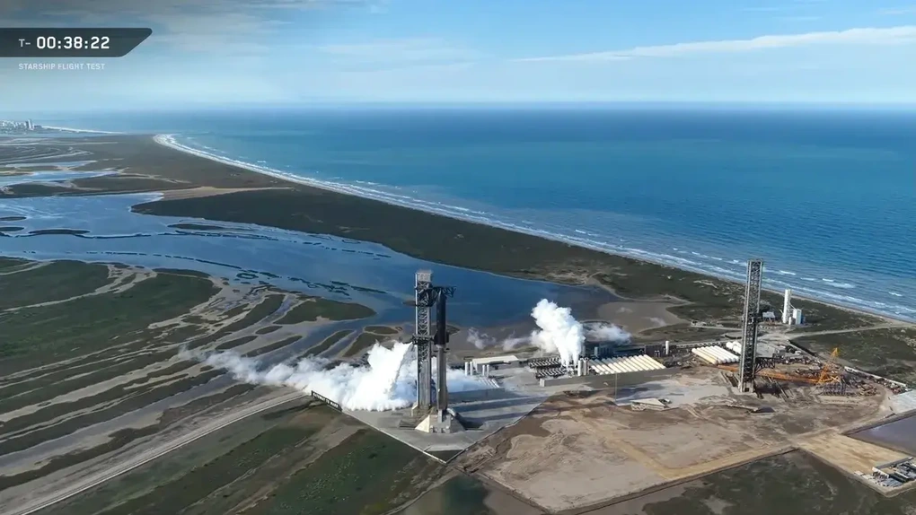 Siêu tên lửa lớn nhất của SpaceX tạm dừng phóng do sự cố kỹ thuật - 1
