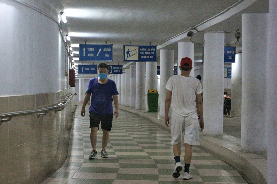 Hà Nội: Công viên đóng cửa, người dân chui xuống lòng đất tập thể dục - 2 Hà Nội: Công viên đóng cửa, người dân chui xuống lòng đất tập thể dục - 2