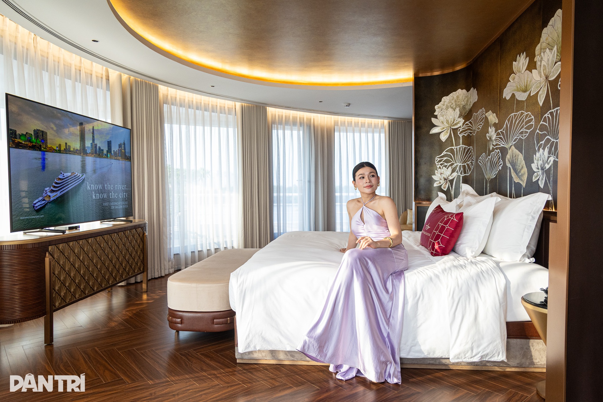 Hơn 50 triệu đồng trải nghiệm phòng tổng thống của khách sạn nổi ở TPHCM - 2