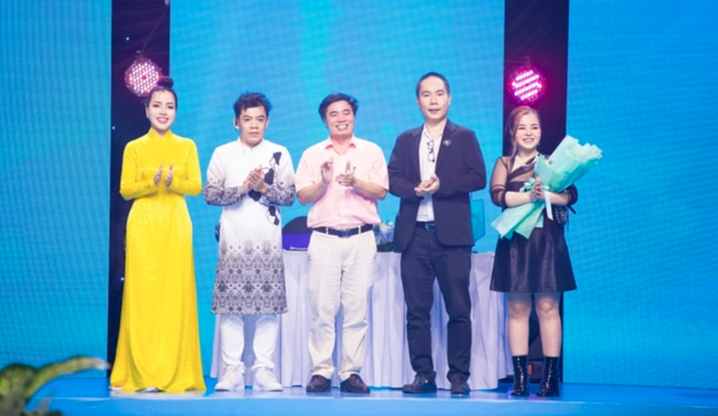Hé lộ vương miện trị giá 2 tỷ đồng của Hoa hậu Du lịch Bản sắc Việt Nam - 1 Hé lộ vương miện trị giá 2 tỷ đồng của Hoa hậu Du lịch Bản sắc Việt Nam - 1