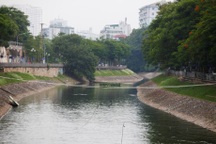 Sông Tô Lịch bất ngờ chuyển màu xanh sau khi nhận nước từ hồ Tây