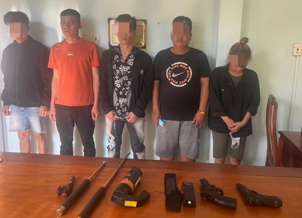 Phát hiện súng đạn, roi điện và bình xịt hơi cay trong quán karaoke - 1 Phát hiện súng đạn, roi điện và bình xịt hơi cay trong quán karaoke - 1