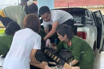Ba nữ công an và cán bộ xã kịp thời cứu người gặp nạn trên đường